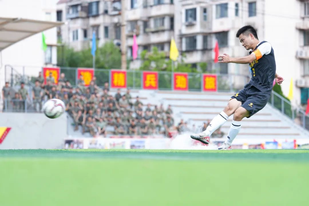 足球赛事一触即发，球员们全力以赴