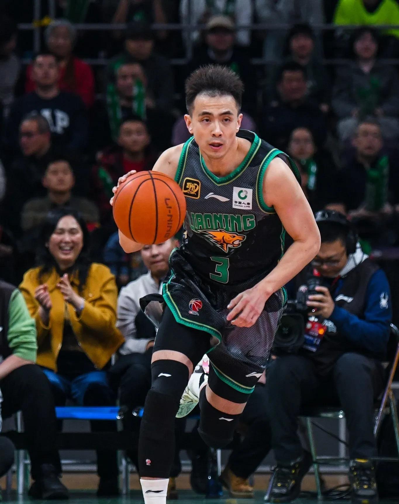 爱游戏中国官网-球队风采尽显，实力角逐激烈