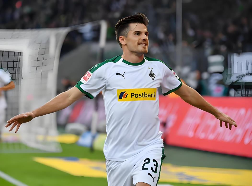 关于门兴格拉德巴赫主场战胜对手，积分榜上升的信息