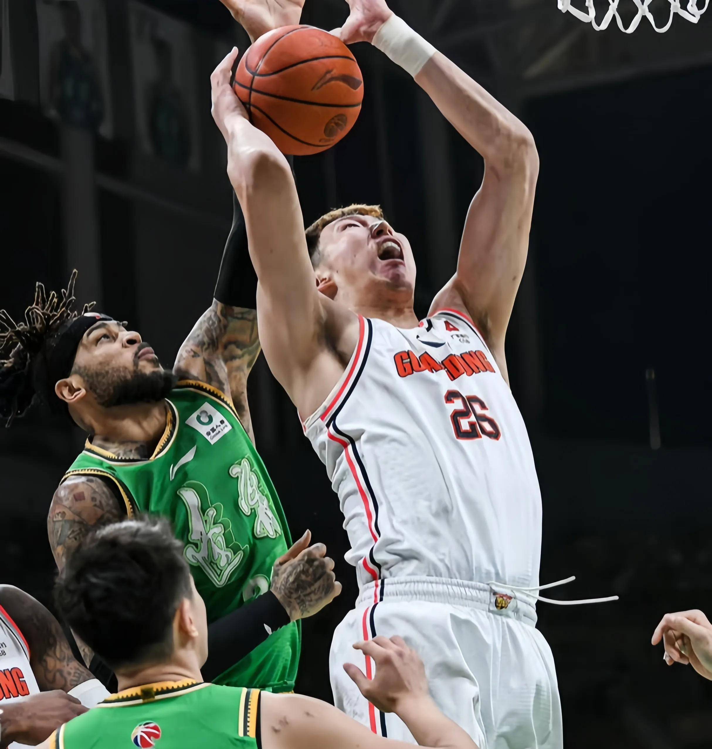 关于精彩瞬间不容错过：篮球比赛掀起观赏热潮的信息