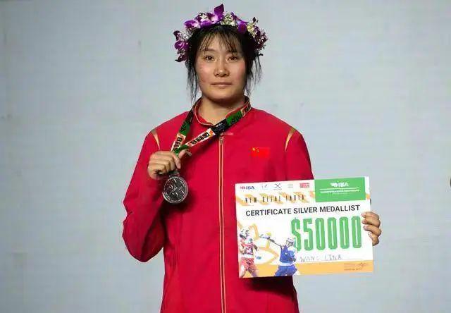 包含印度射击选手斩获银牌，为国争光的词条