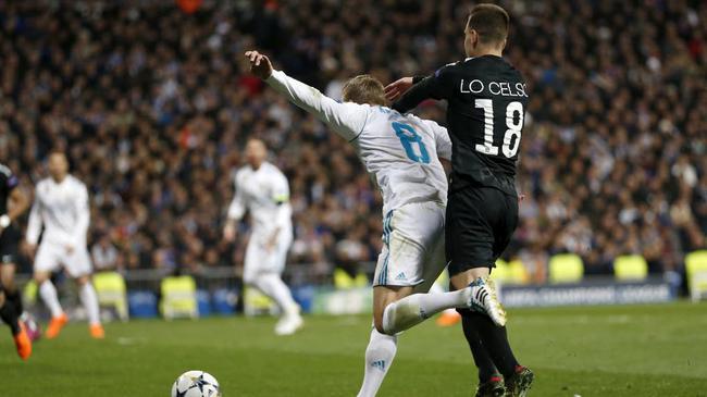 爱游戏在线-西班牙球队集体抗议裁判判罚，引发争议