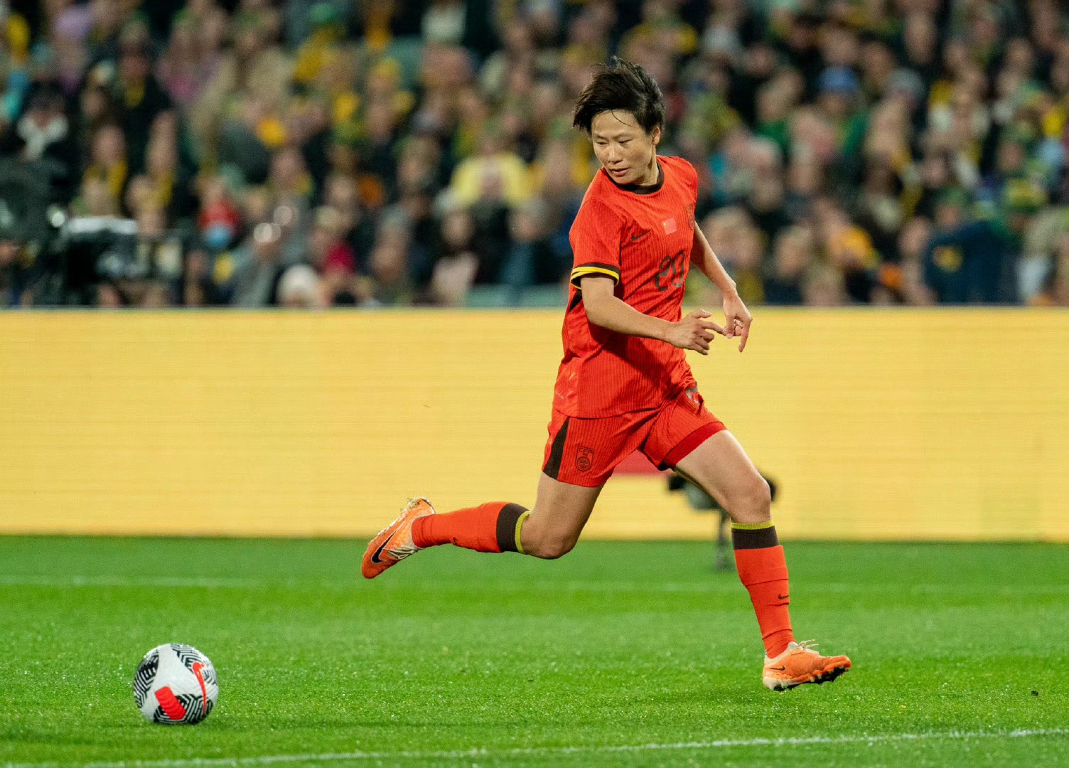 爱游戏网页版-球场故事：中国女足队再夺冠成功