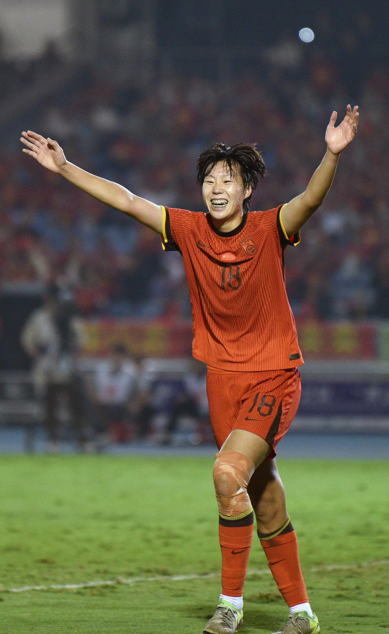 球场故事：中国女足队再夺冠成功