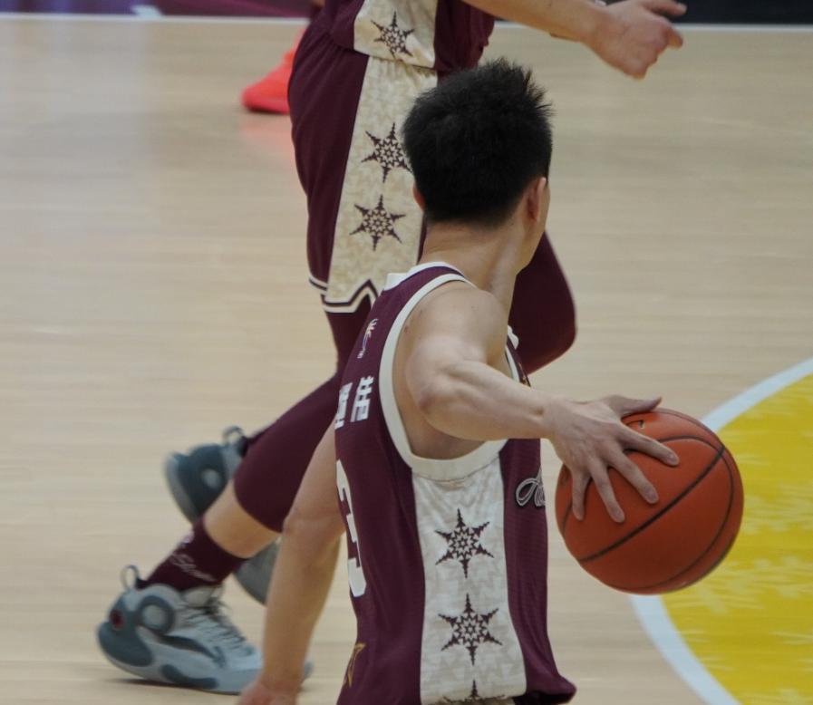 爱游戏网页版-比赛中球员关键时刻表现优异