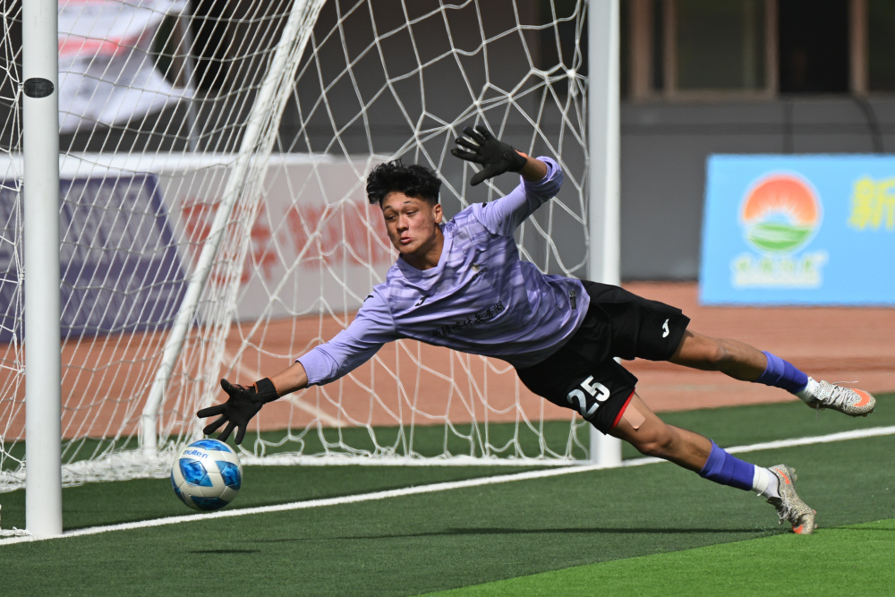 关于国际足球比赛备战展开，球员决心勇往直前的信息